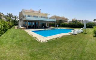 Villa first row of the sea for rent